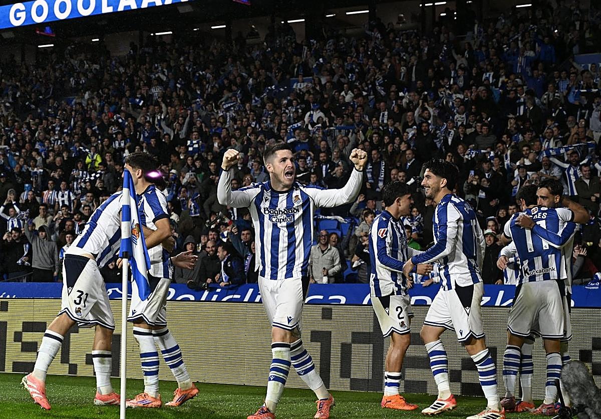 Los realistas celebran uno de sus tres goles, en Anoeta.