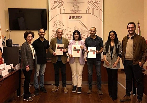 Representantes municipales, de la Ertzaintza y la OSI Debabarrena, ayer.