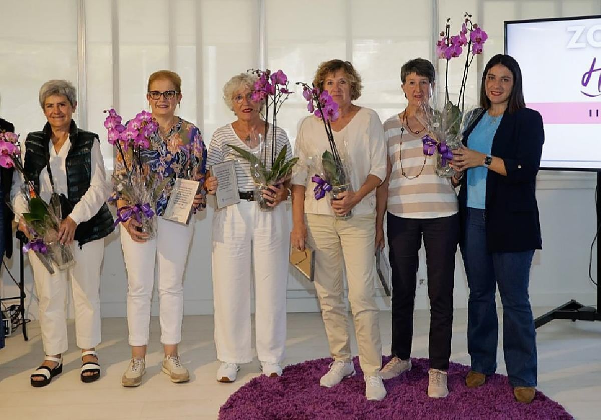 Representantes de Haizea en el acto para la entrega del III Premio Lila, concedido en 2024 a la asociación por su labor a favor de la igualdad.