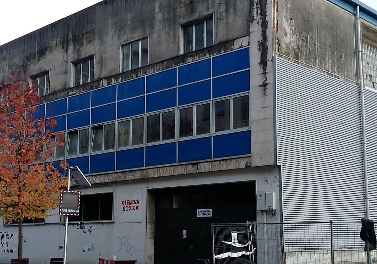 Imagen del edificio Casa Ciriza que se erige en el centro del distrito de Trintxerpe.