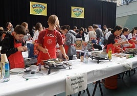 El concurso de bacalao convertirá Errebal Plazia en una pequeña aula de cocina al aire libre.