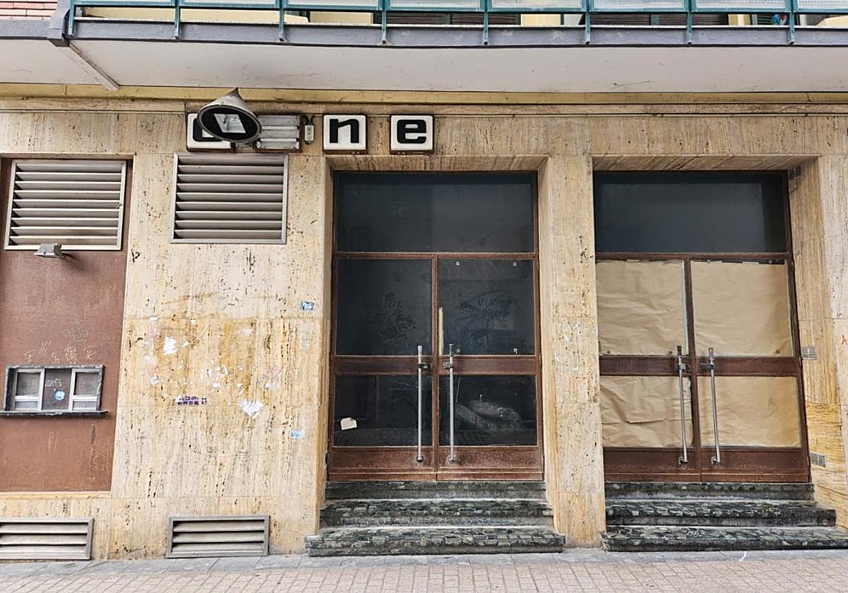 Vista de la fachada principal del viejo cine Zubelzu, que pasará a formar parte del patrimonio municipal.