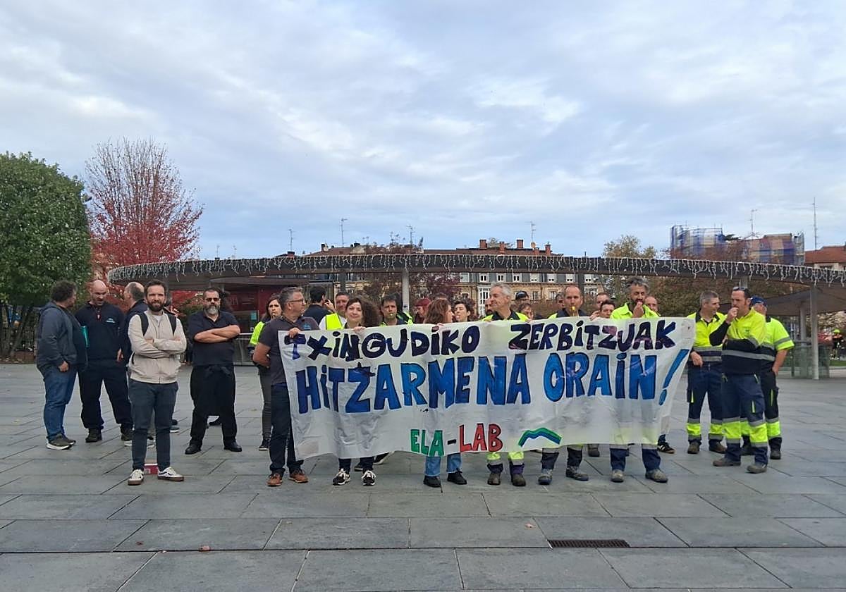 Los trabajadores se movilizaron este viernes frente al ayuntamiento.