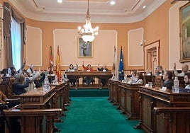 Los concejales del Gobierno municipal votan a favor de la actualización de las tasas e impuestos.