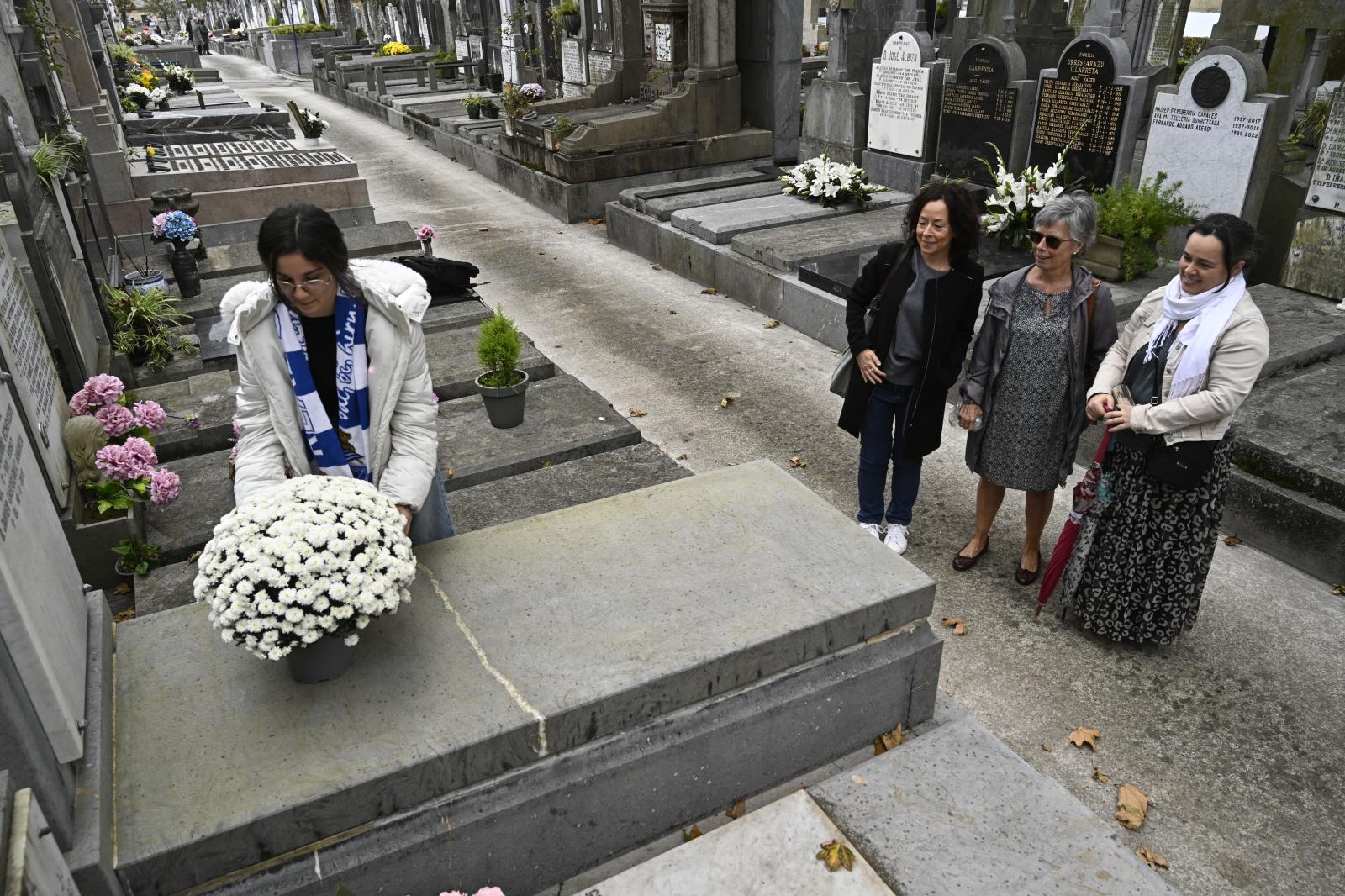 Los guipuzcoanos se acercan a los cementerios