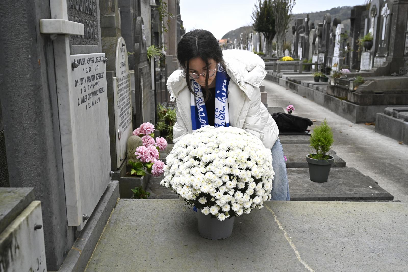 Los guipuzcoanos se acercan a los cementerios