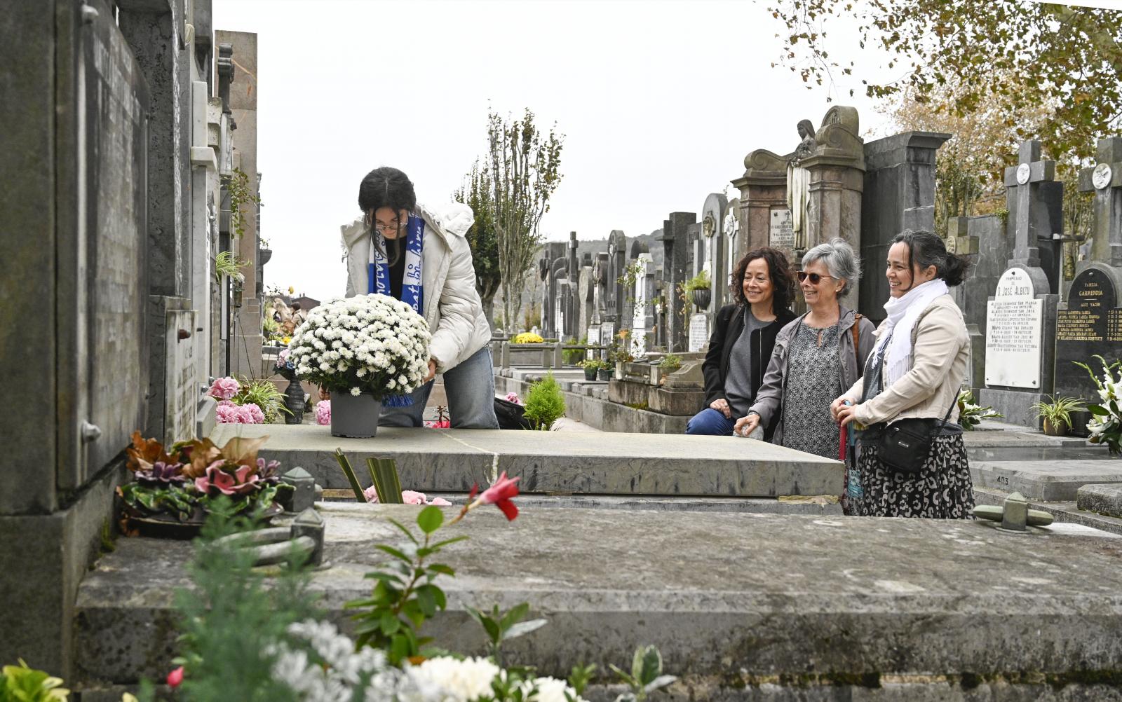 Los guipuzcoanos se acercan a los cementerios