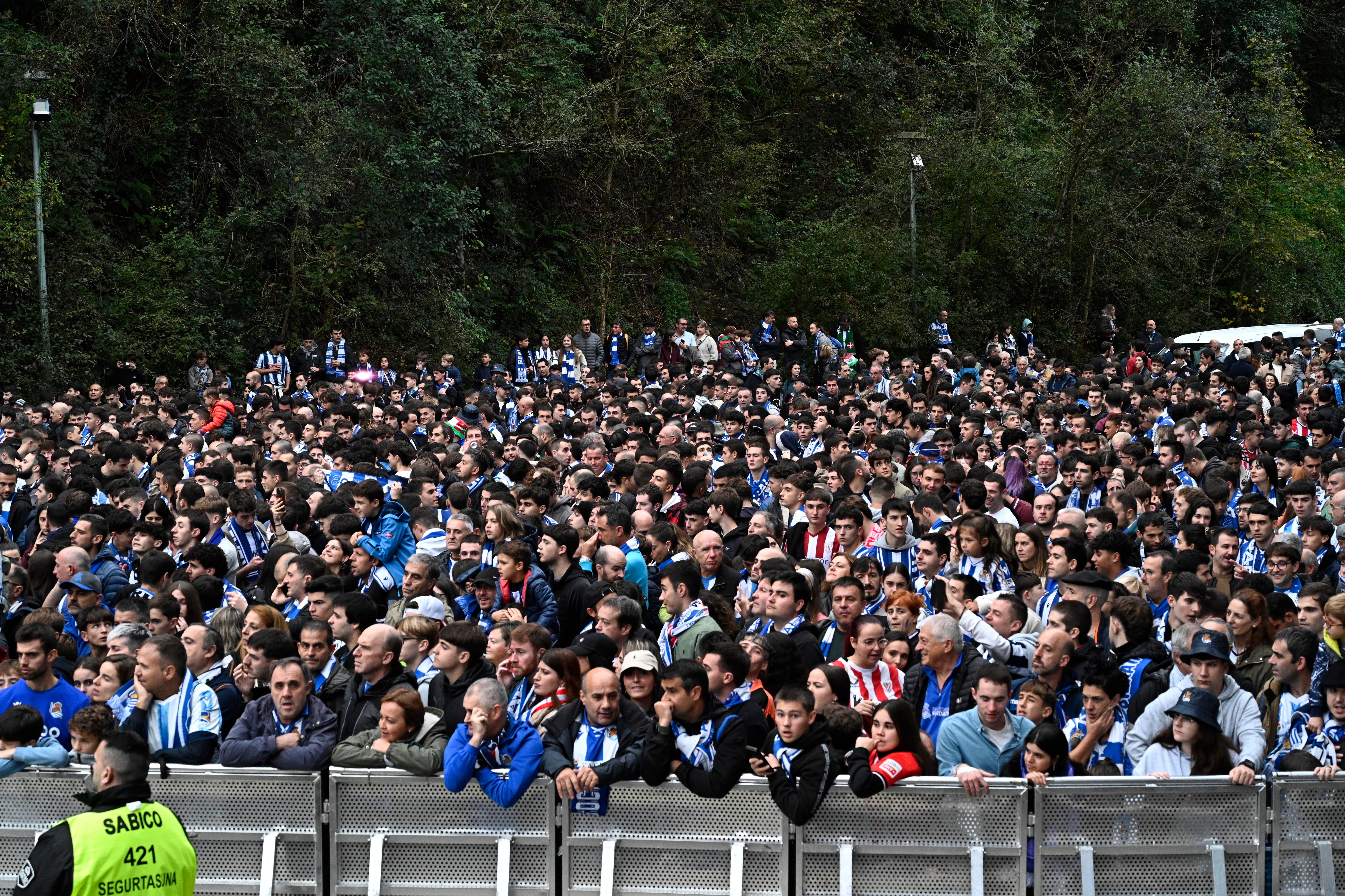 Colorido txuri-urdin en el recibimiento a los jugadores de la Real Sociedad