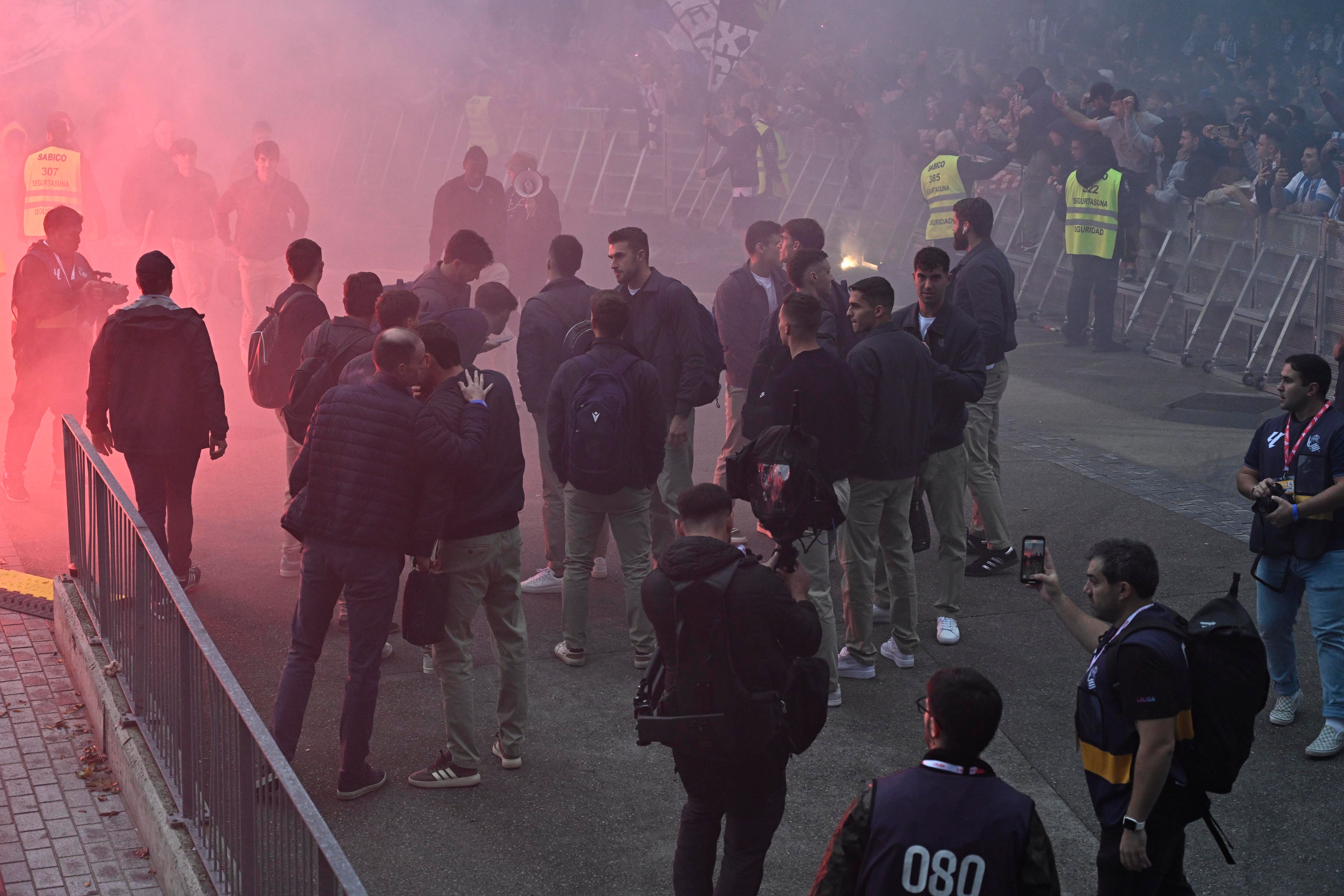 Colorido txuri-urdin en el recibimiento a los jugadores de la Real Sociedad