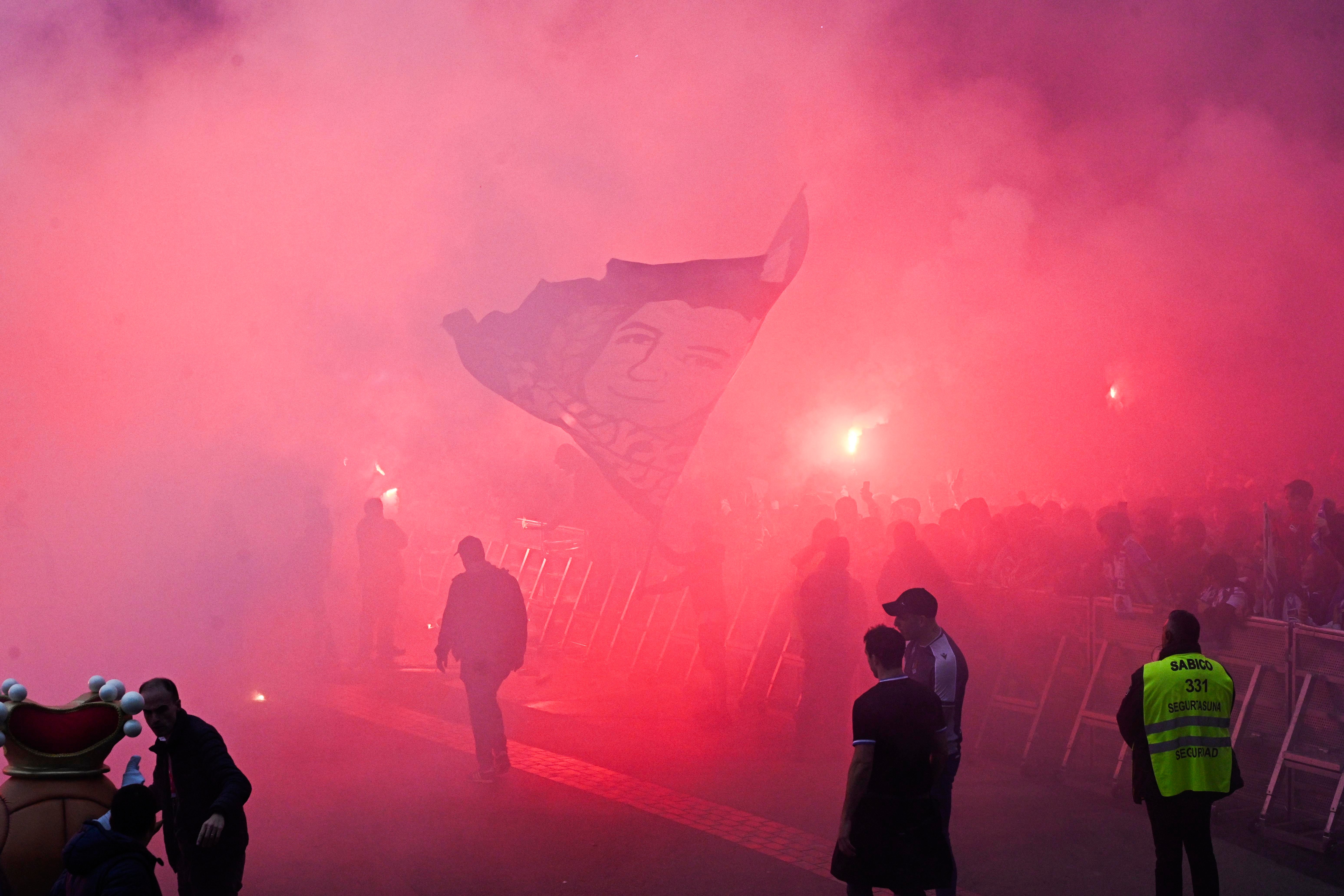 Colorido txuri-urdin en el recibimiento a los jugadores de la Real Sociedad