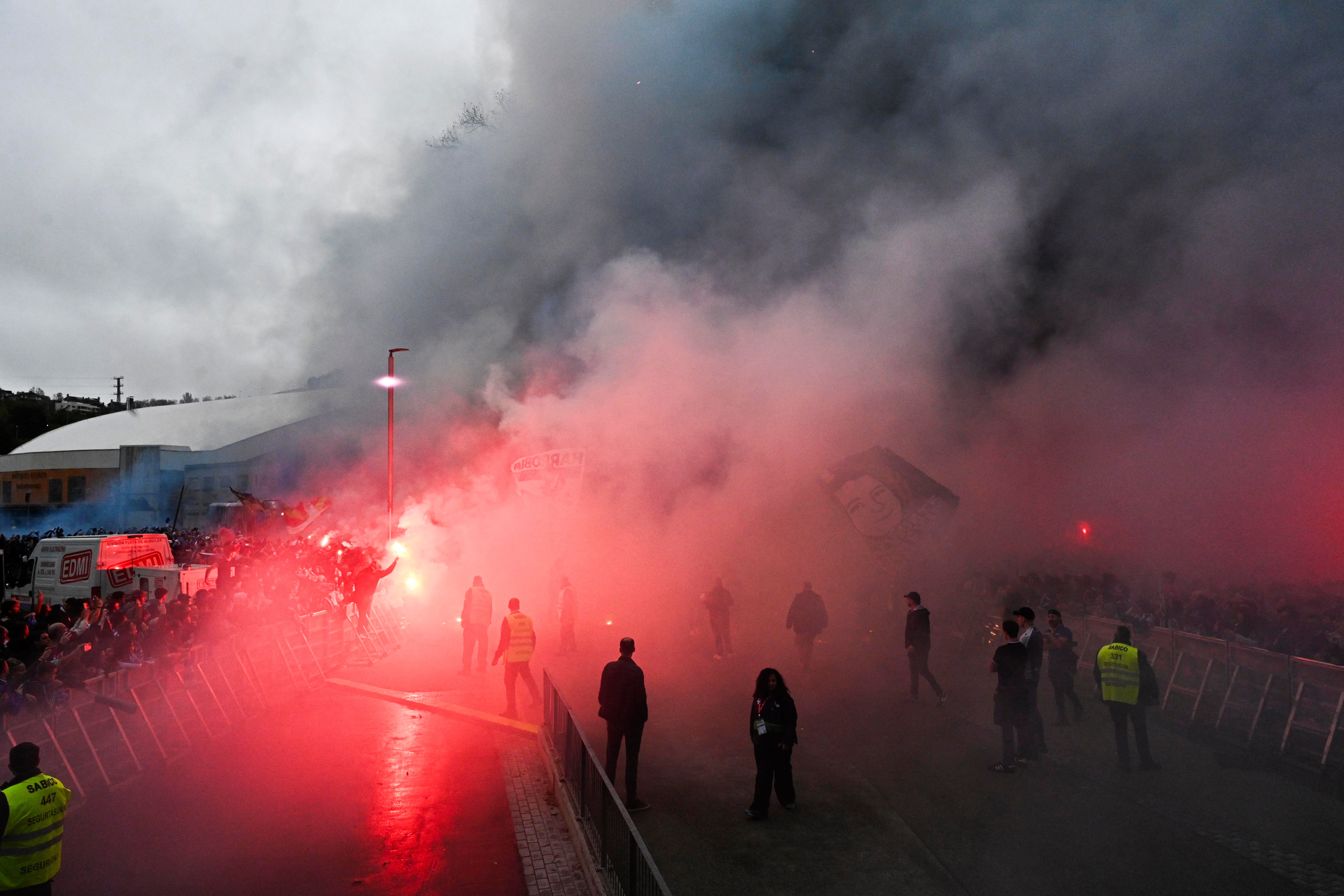 Colorido txuri-urdin en el recibimiento a los jugadores de la Real Sociedad