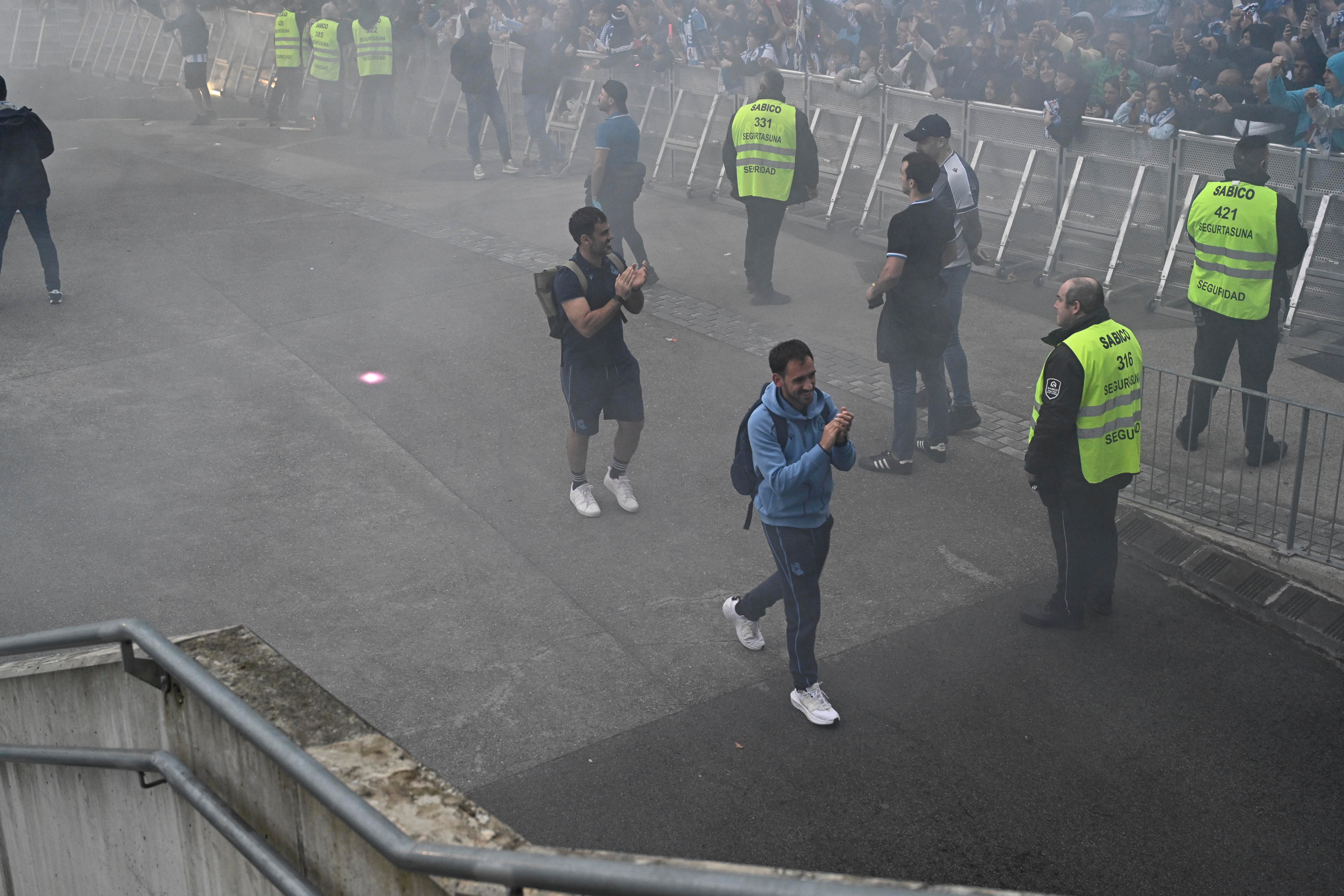 Colorido txuri-urdin en el recibimiento a los jugadores de la Real Sociedad
