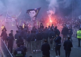 Colorido txuri-urdin en el recibimiento a los jugadores de la Real Sociedad