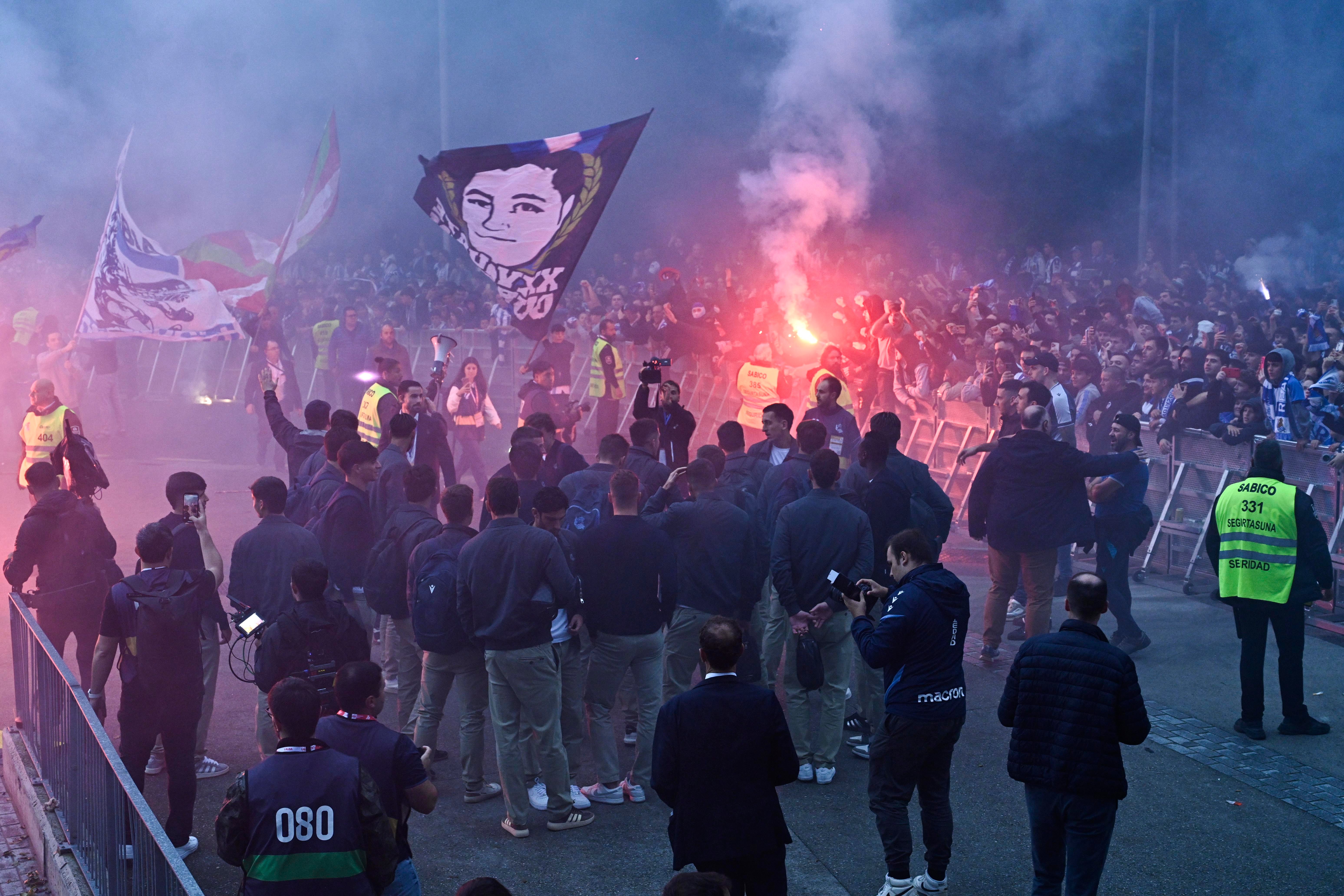 Colorido txuri-urdin en el recibimiento a los jugadores de la Real Sociedad