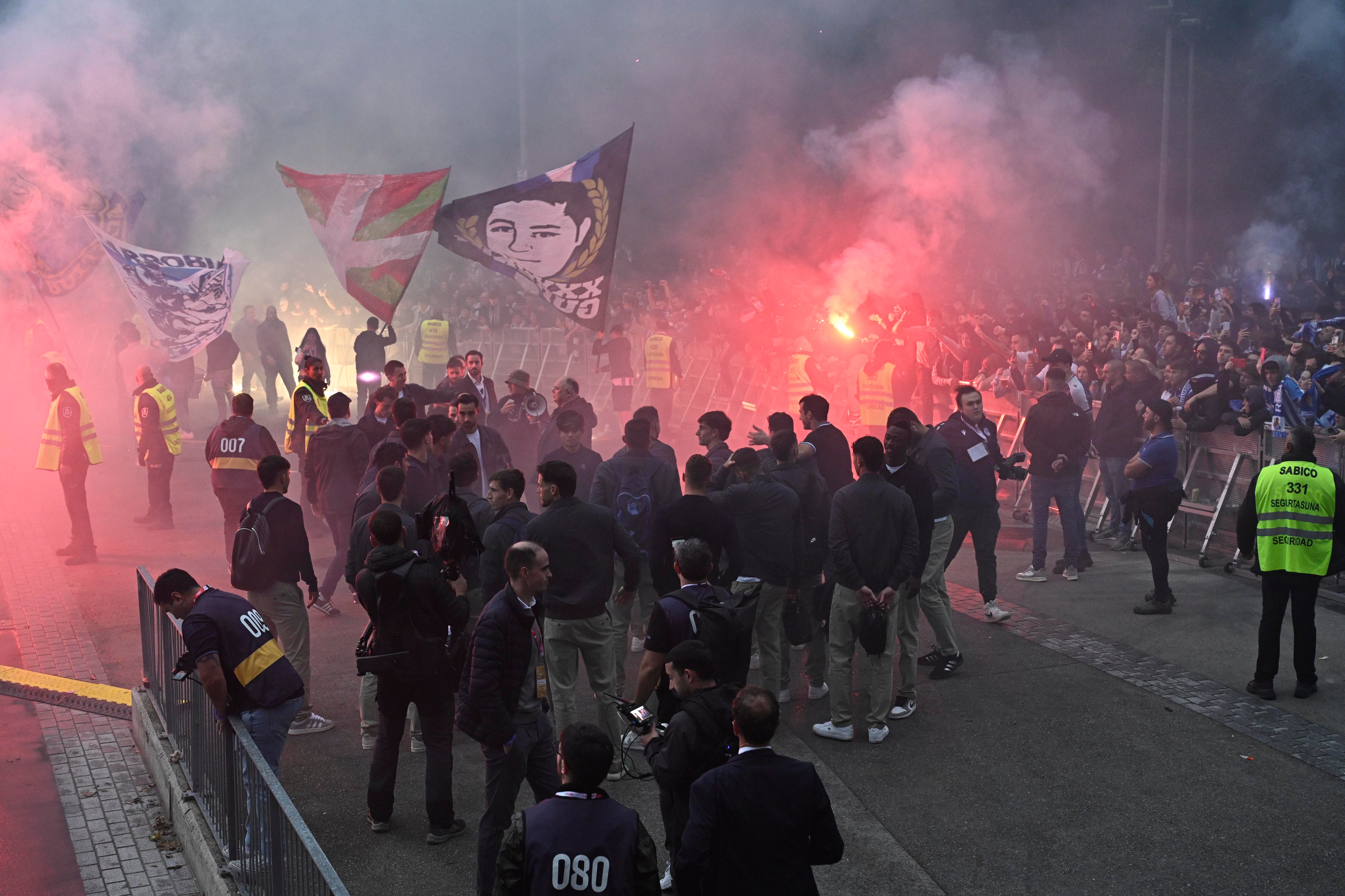 Colorido txuri-urdin en el recibimiento a los jugadores de la Real Sociedad
