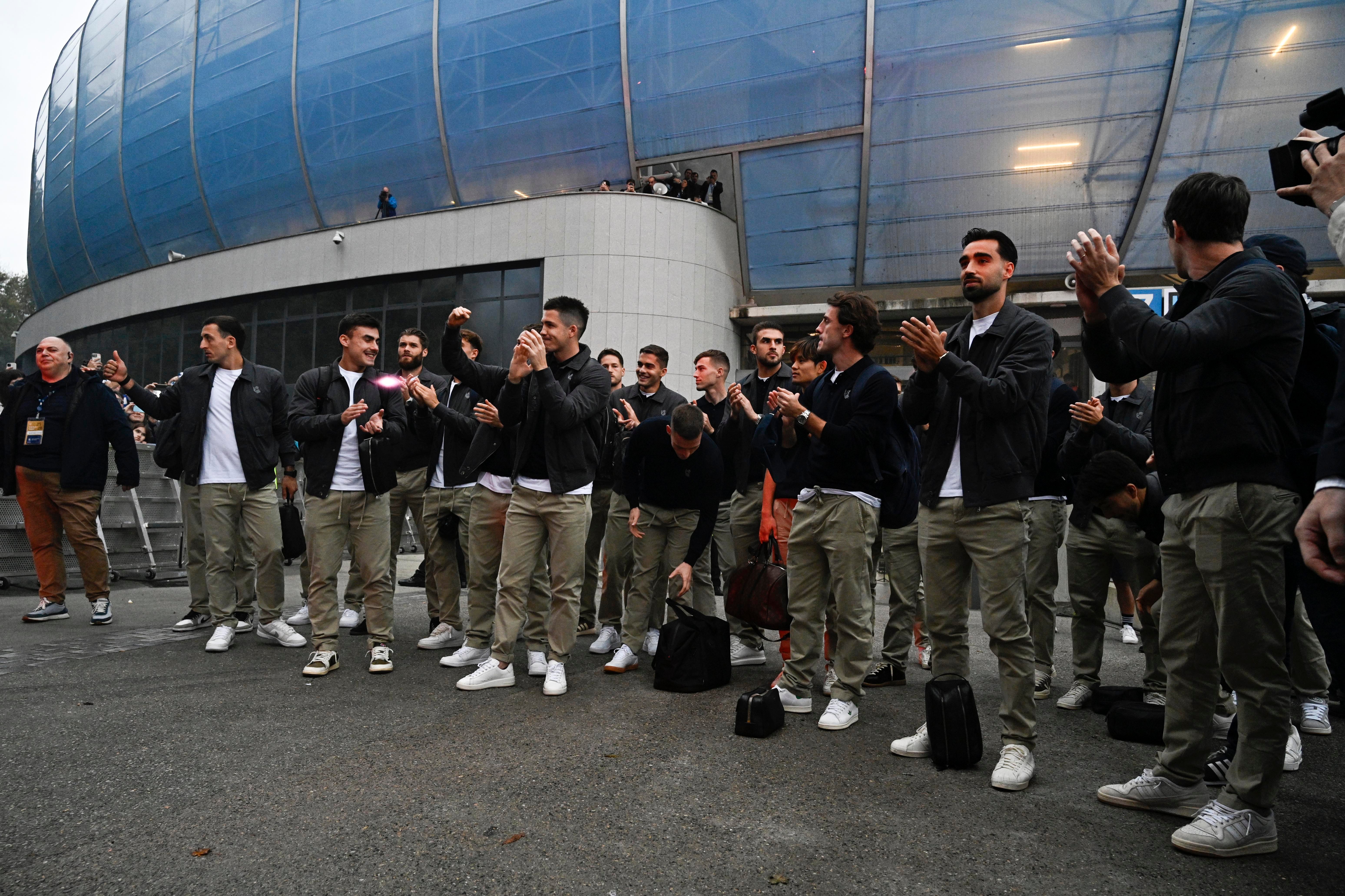 Colorido txuri-urdin en el recibimiento a los jugadores de la Real Sociedad