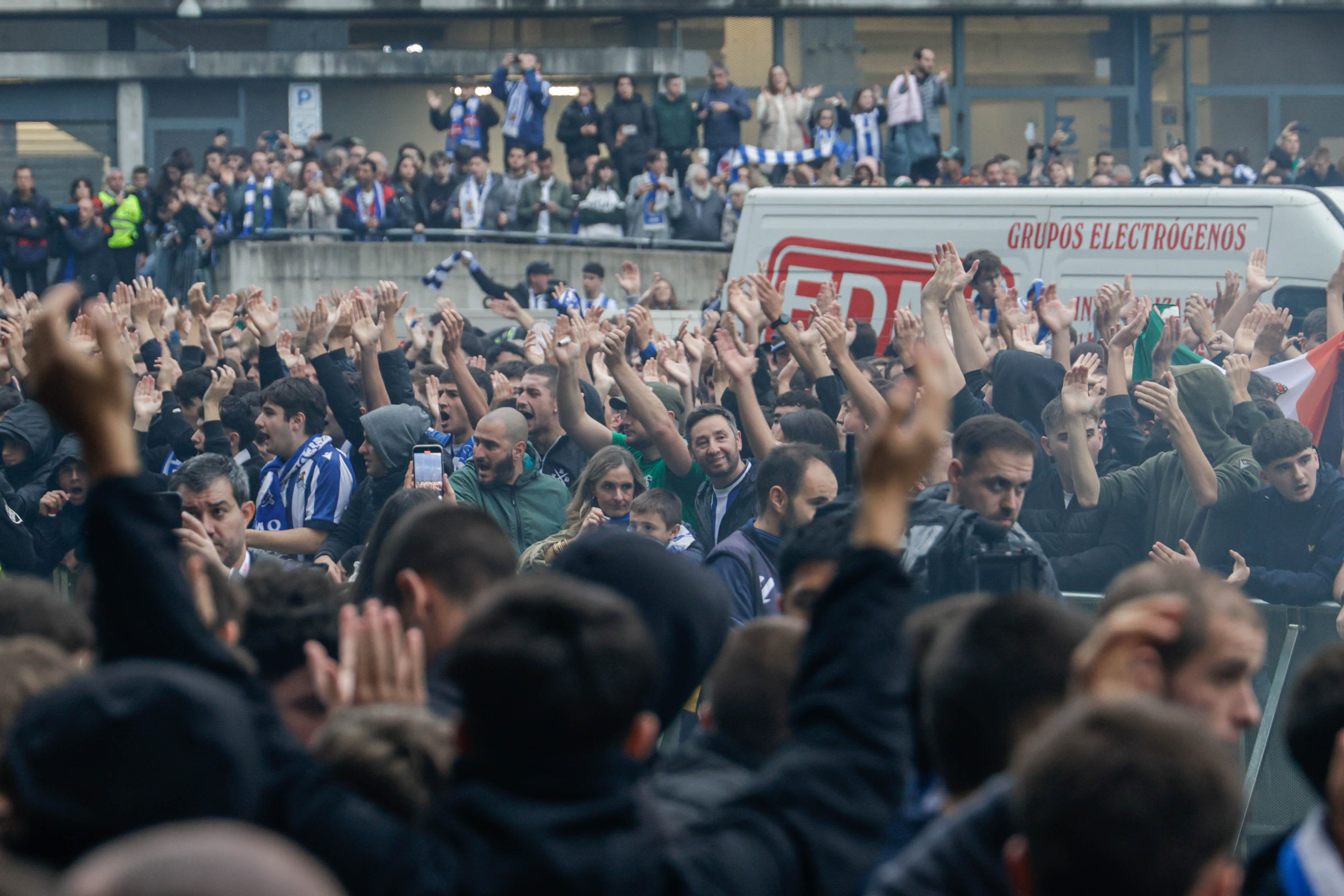 Colorido txuri-urdin en el recibimiento a los jugadores de la Real Sociedad