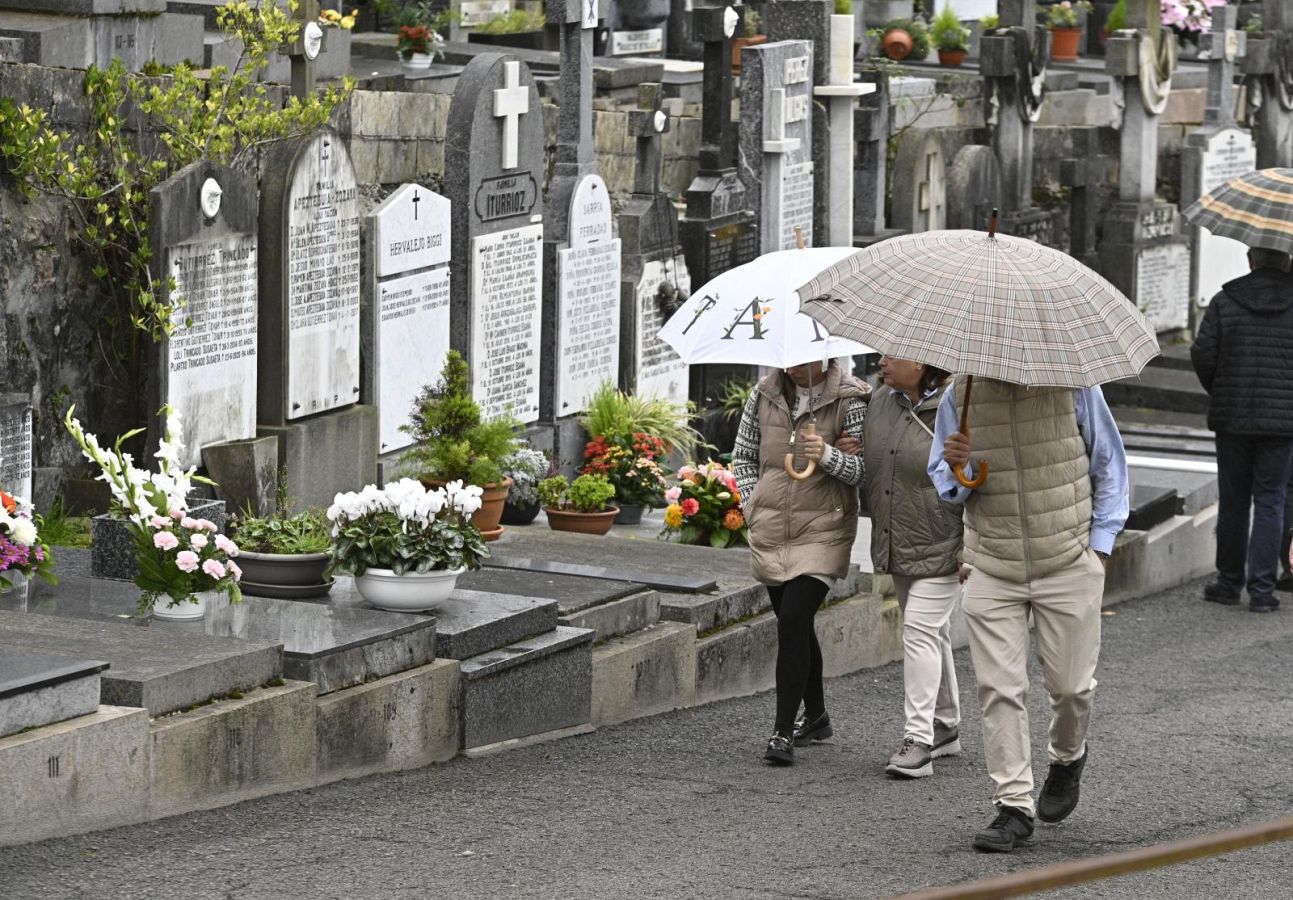 Los guipuzcoanos se acercan a los cementerios