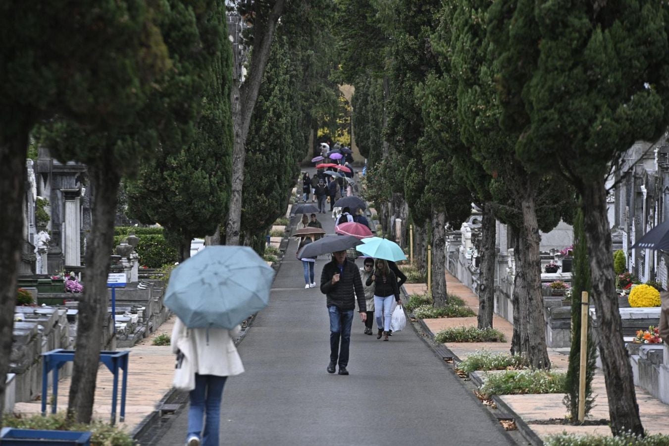 Los guipuzcoanos se acercan a los cementerios