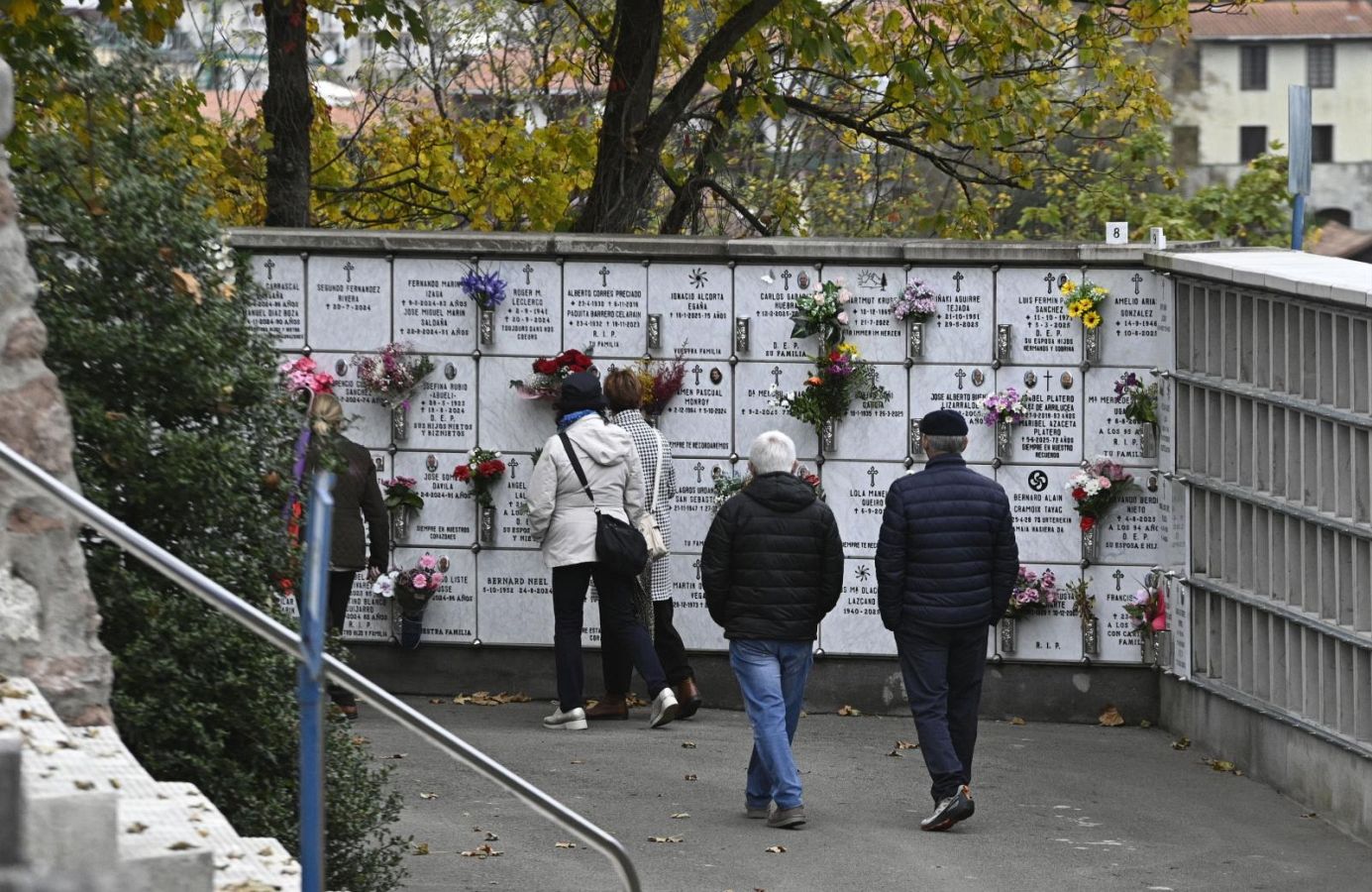 Los guipuzcoanos se acercan a los cementerios