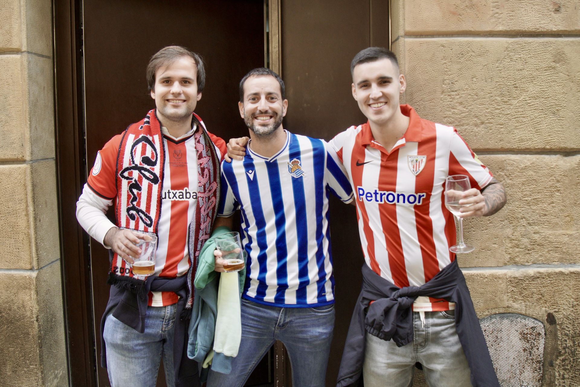 Gran ambiente previo al derbi en Donostia