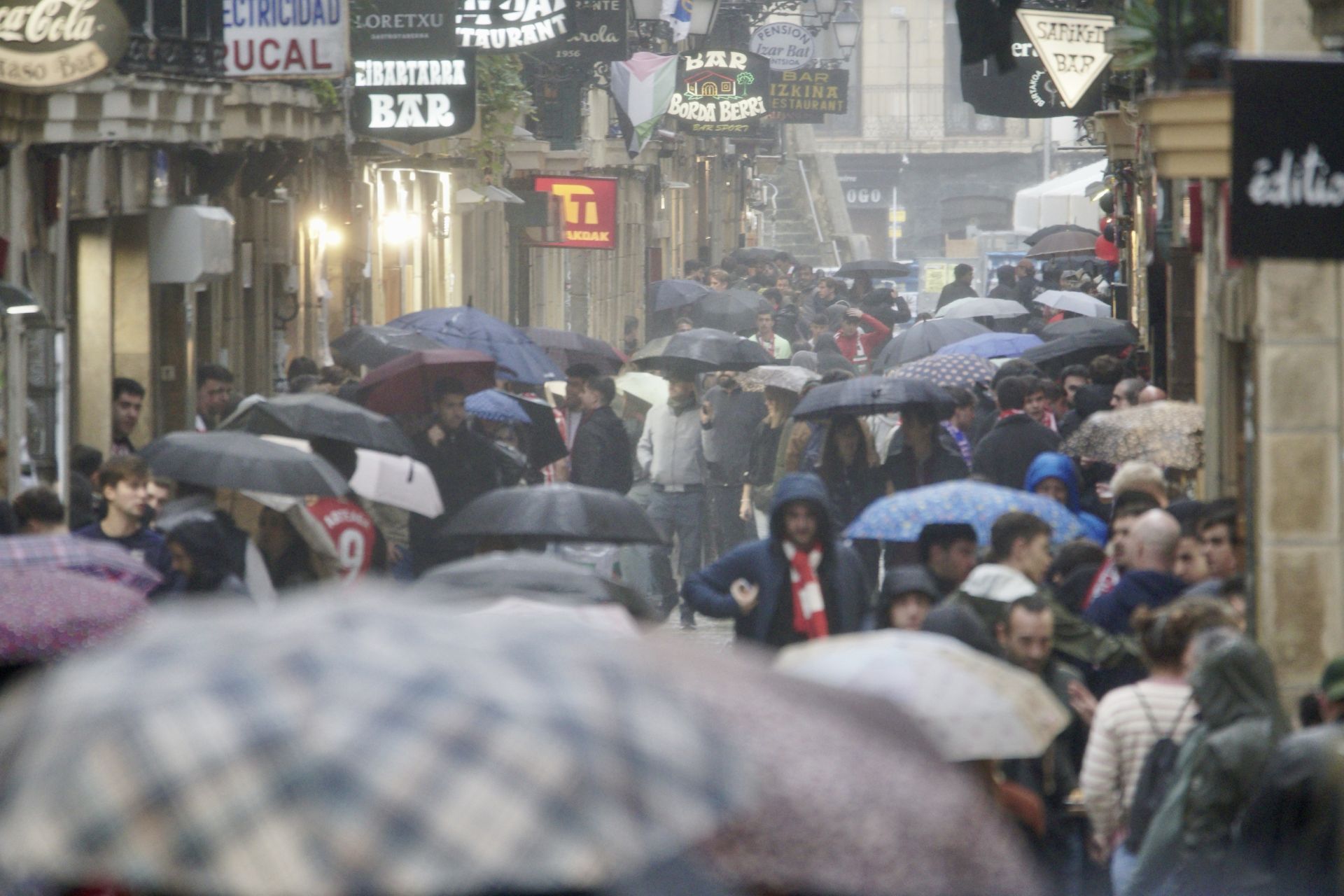 Gran ambiente previo al derbi en Donostia
