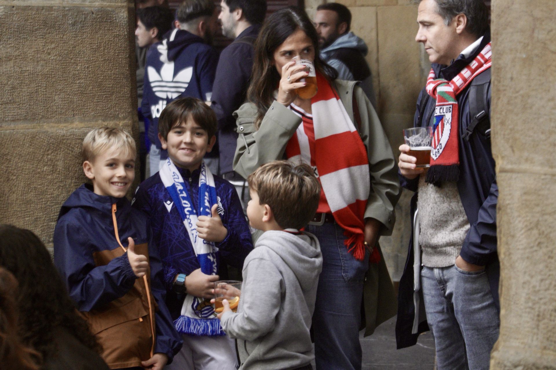 Gran ambiente previo al derbi en Donostia