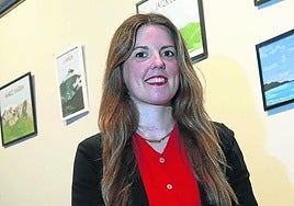 Miriam Merinoen el Kabigorri, dondeestán expuestas sus ilustraciones.