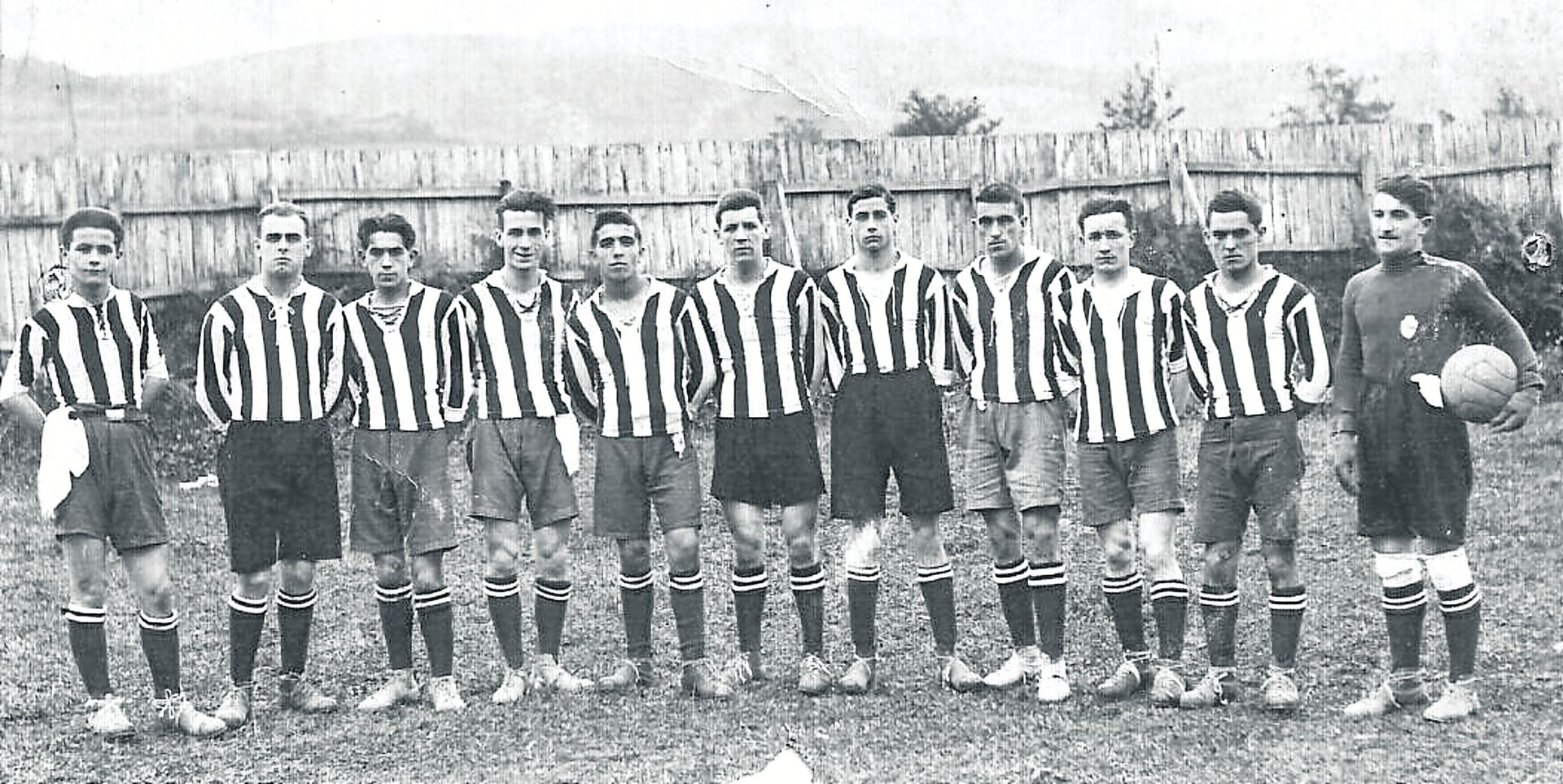 Eugenio Acha, tercero por la izquierda, en el Lagun Artea eibarrés, de 1912.