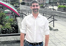 Isaac Palencia posa en la plaza Pablo Sorozabal de Beraun.