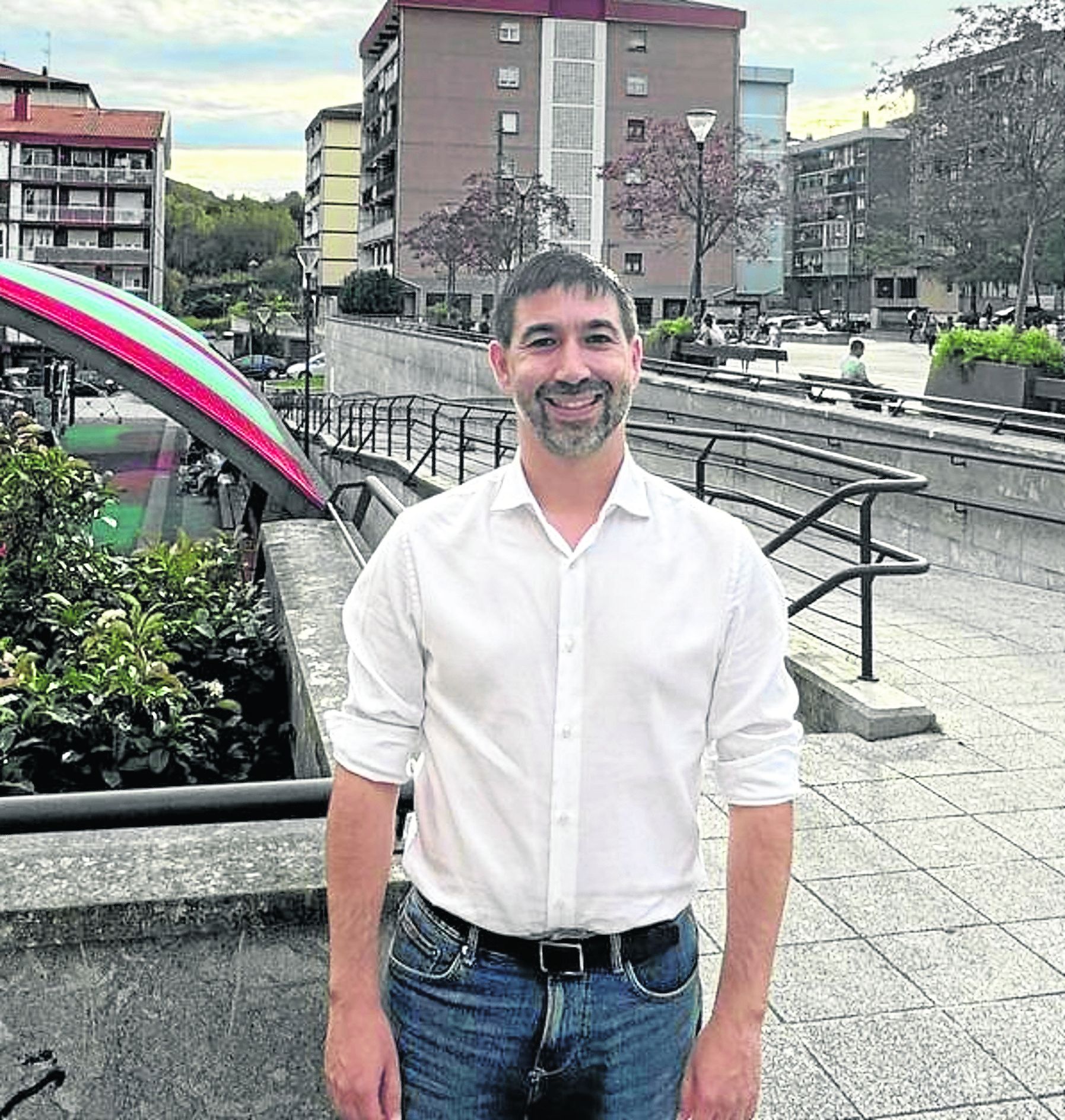Isaac Palencia posa en la plaza Pablo Sorozabal de Beraun.