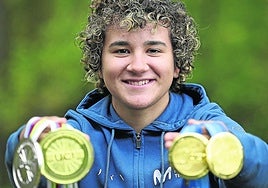 Paula Ostiz muestra el maillot arcoíris y las medallas conseguidas esta temporada.