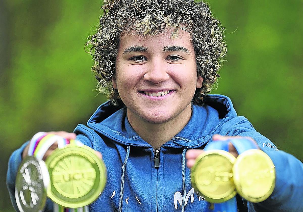 Paula Ostiz muestra el maillot arcoíris y las medallas conseguidas esta temporada.