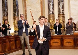 Jon Insausti mostrando la makila al público.