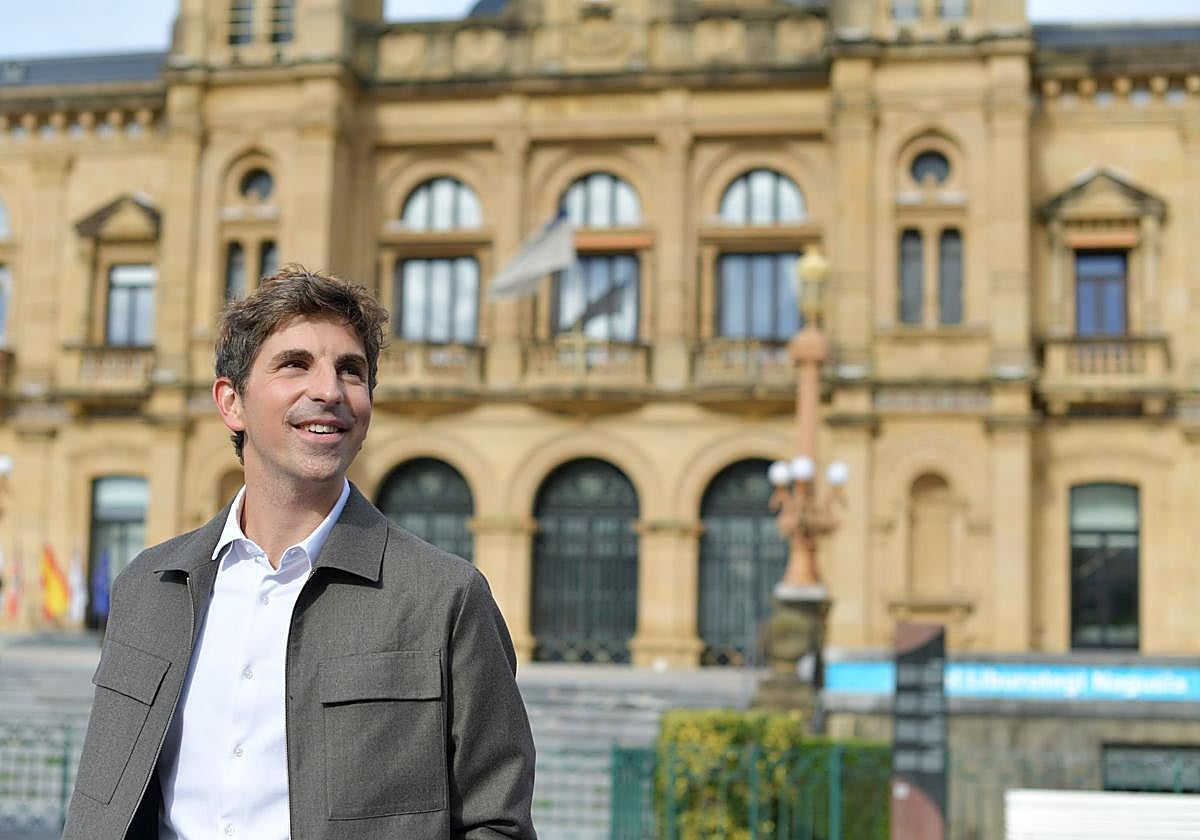 Jon Insausti posa en el exterior del Ayuntamiento de San Sebastián.