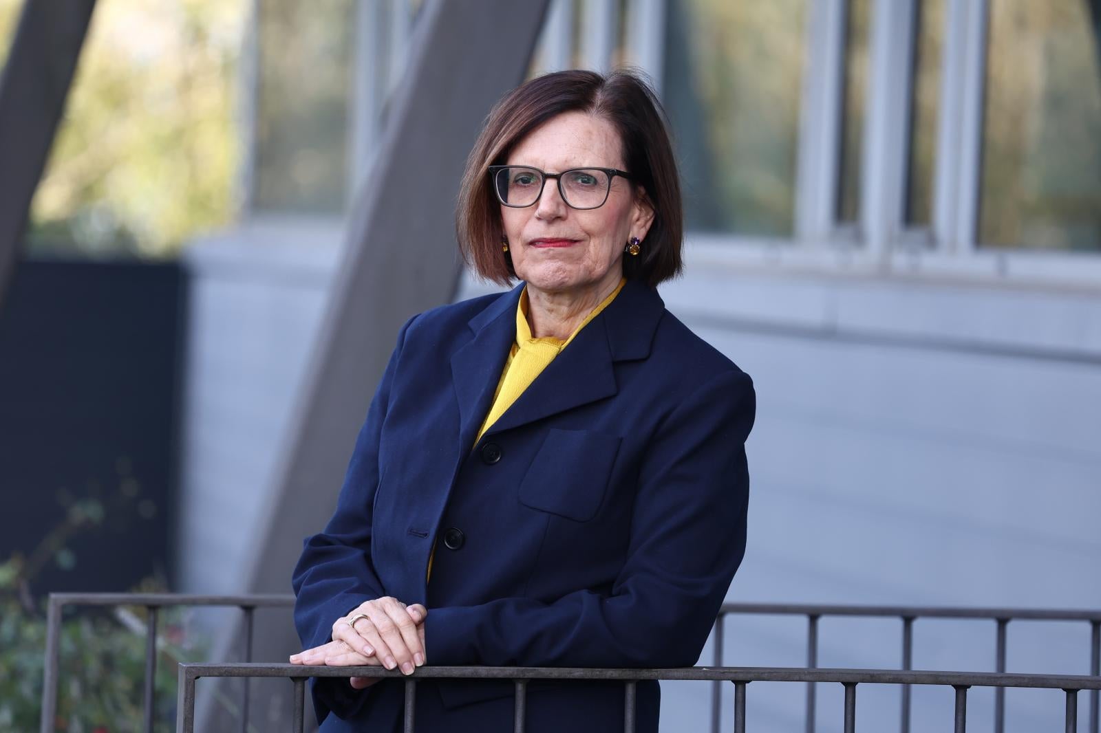 Jone Unanue posa en el exterior de la sede de DV, tras jubilarse como presidenta de la Sección Tercera de la Audiencia de Gipuzkoa.