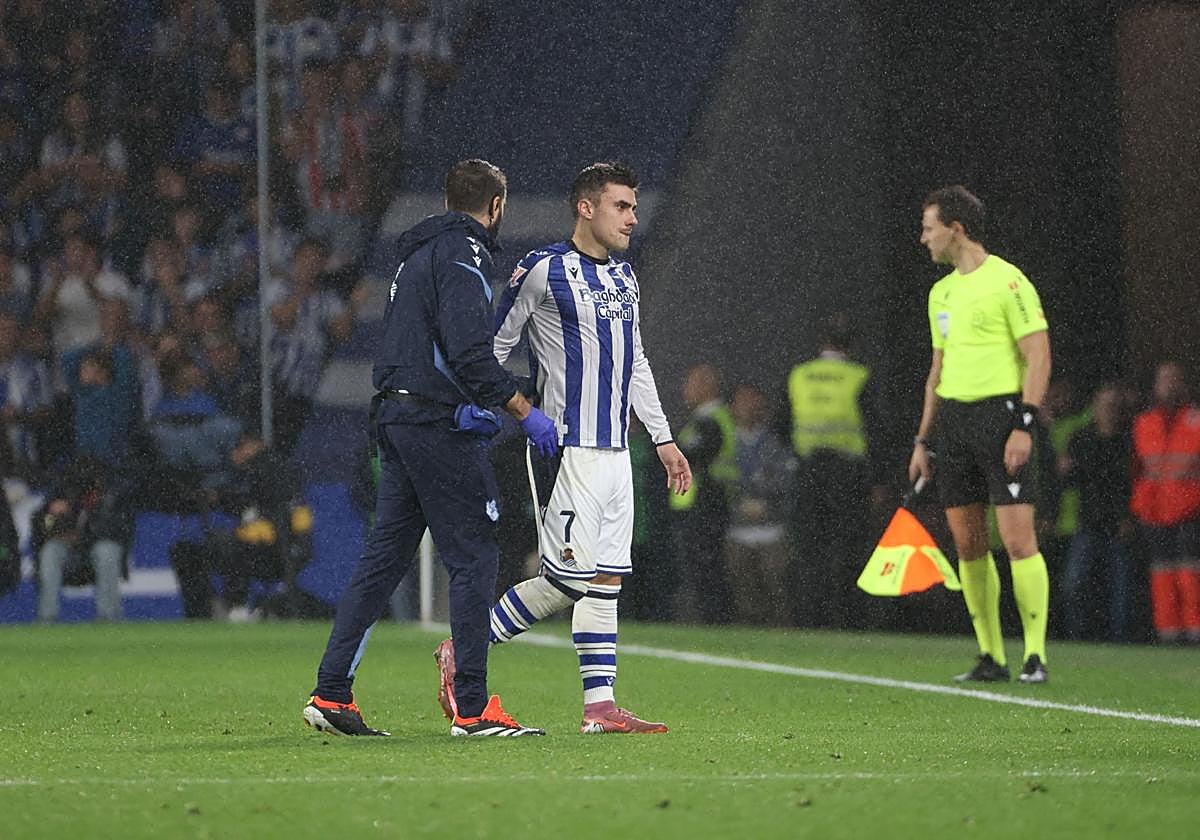 Ander Barrenetxea abandona el campo con mala cara tras su lesión.