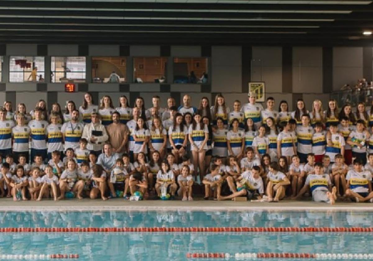 Cerca de 200 nadadores forman la gran familia del Bidasoa XXI, que nació como sección del Club Deportivo Bidasoa y desde 2001 tiene identidad propia.