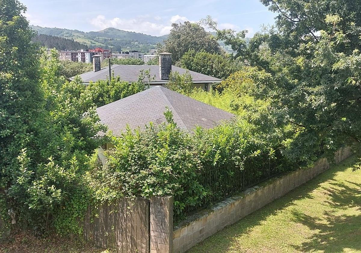 La parcela de Villa Elisabeth, de 610 m2, se ubica junto a la rotonda de la subida al camping.