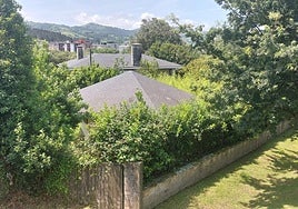 La parcela de Villa Elisabeth, de 610 m2, se ubica junto a la rotonda de la subida al camping.