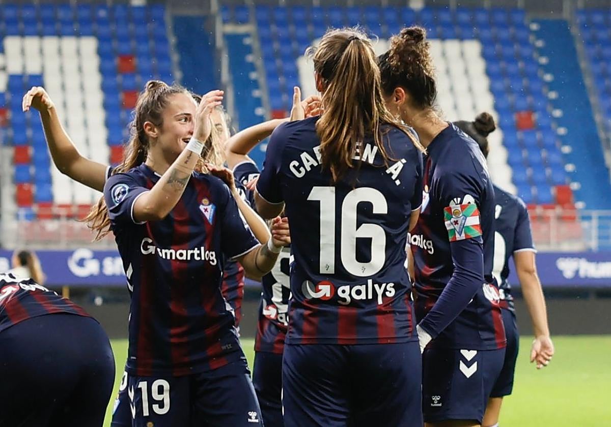 Las jugadoras del Eibar celebran el primer gol de la temporada en Ipurua, que sirvió además para ganar al Deportivo Abanca por 1-0.