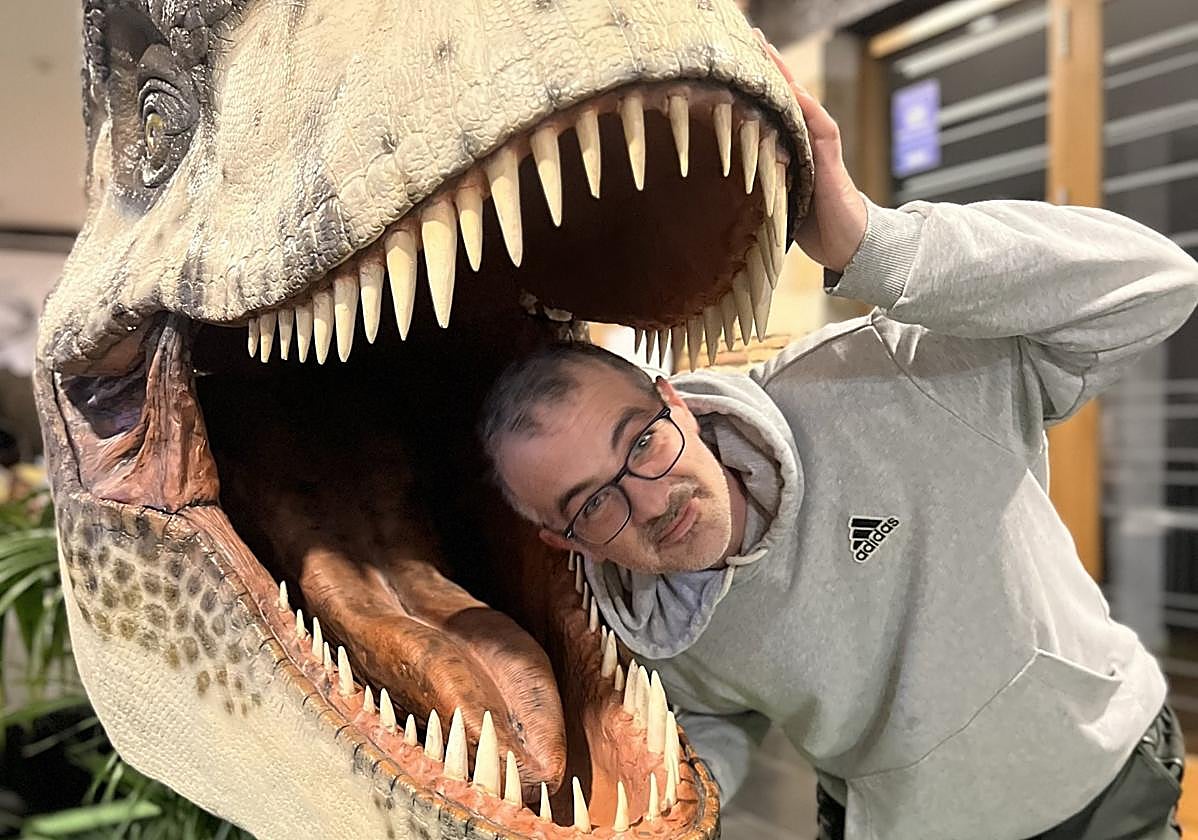 Alberto Fernández posando con una de sus reproducciones de Tiranosaurus Rex.