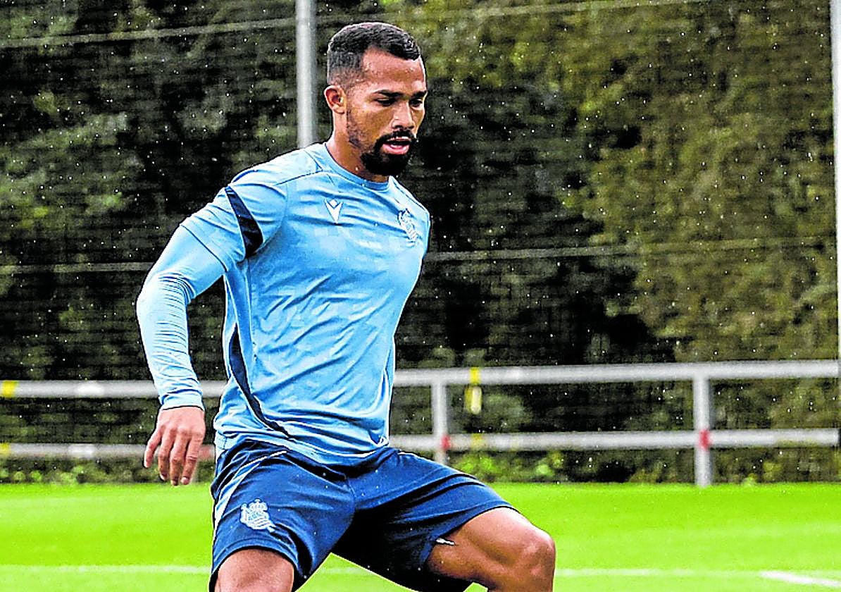 Yangel da un pase durante un entrenamiento en Zubieta.