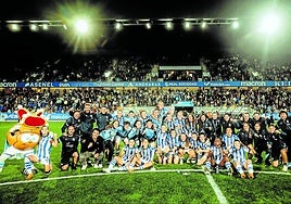 La plantilla posa sobre el césped del Estadio Zubieta después de ganar al Barcelona.