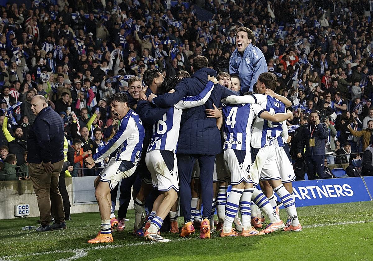 Los jugadores celebran el 3-2 definitivo ayer en Anoeta