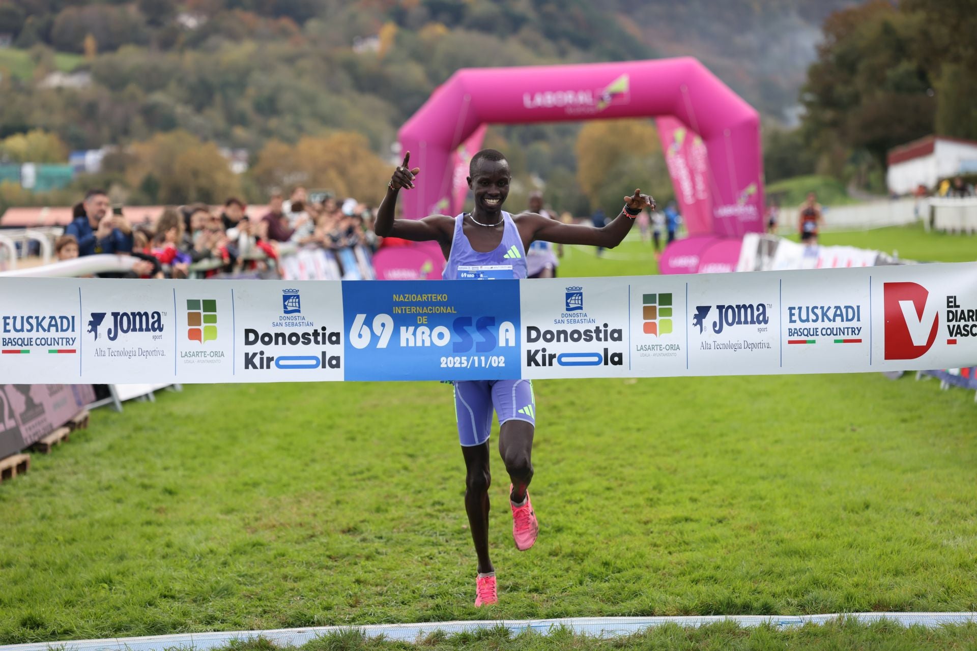 Los atletas kenianos dominan la prueba