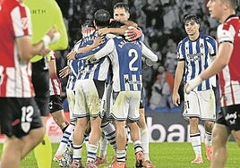 Los jugadores de la Real celebran la victoria ante el Athletic