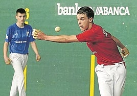 Egurrola realiza un saque con Madina atento al resto.