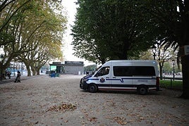 Una furgoneta de la Ertzaintza, en los exteriores de la estación de autobuses de Donostia.