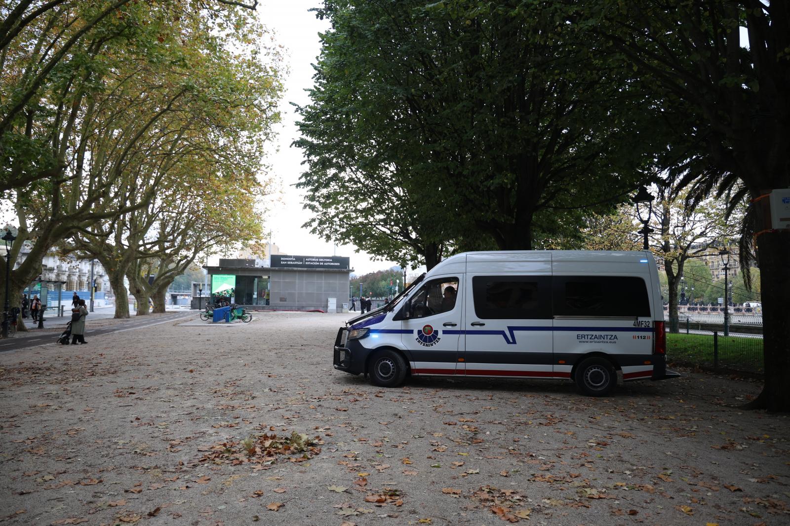 Una furgoneta de la Ertzaintza, en los exteriores de la estación de autobuses de Donostia.